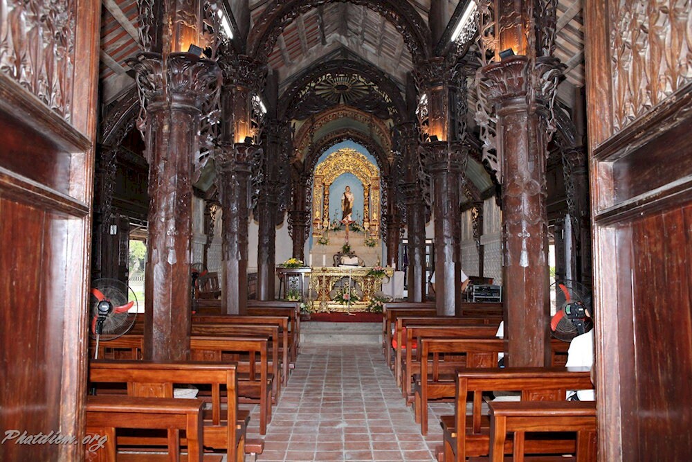 St. Peter Chapel (1896) features carved columns and Biblical imagery, reflecting faith and leadership